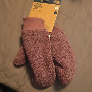 The North Face Ridge Fleece Mittens in Pink